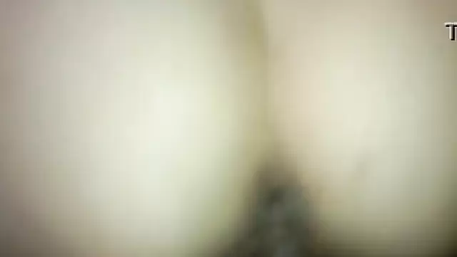 Adam, ateşli Kırgız kızı dar amıyla sikişiyor.