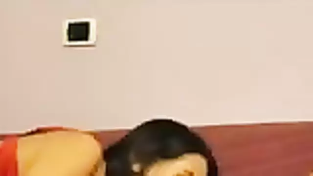 Esmer hatun, Kırgızistanlının aletini şehvetle emiyor.