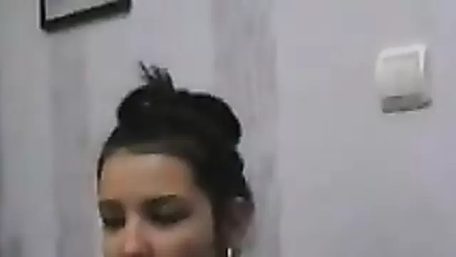 Genç kız götünü Kırgızistanlı aygıra sergiliyor.