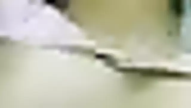 Kırgızistanlı kız kendini kameraya alıyor.