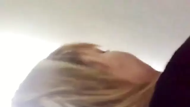 Bir kız, kocasını iş yerinde Kırgızistanlı bir adamla aldatıyor.