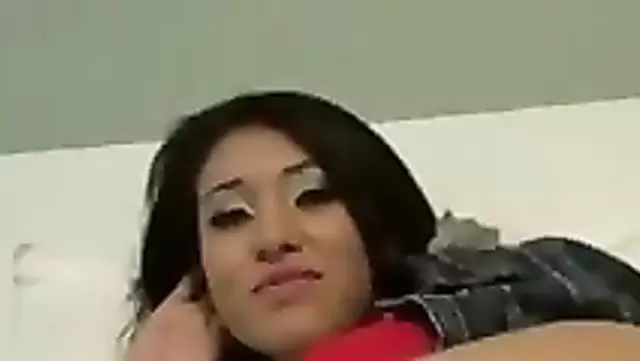 Kırgız güzeli, arkadaşını baştan çıkarıyor.