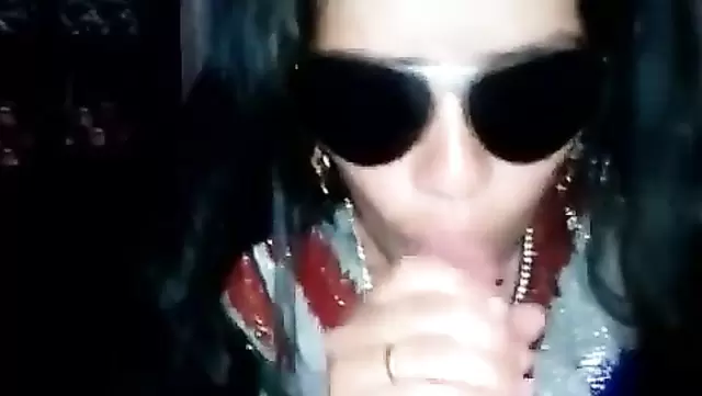 Gözlüklü Kırgızistanlı güzellik ev yapımı bir oral çekiyor.