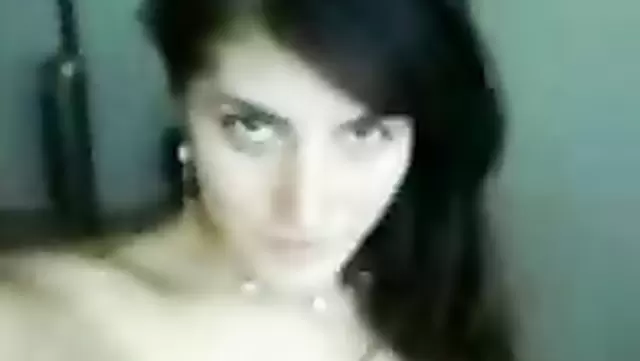 Yaramaz Kırgızistanlı kız çıplak vücudunu sergiliyor.