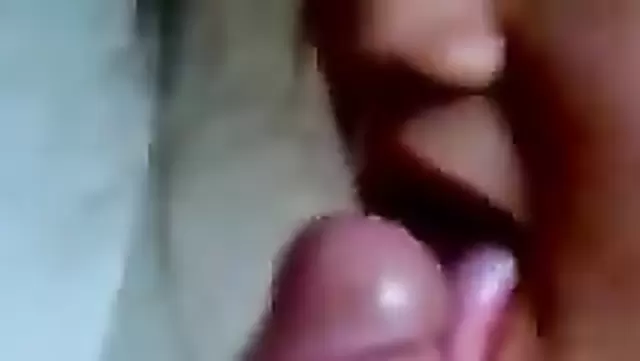 Kırgızistan, arkadaşının ağzına güzelce giriyor.