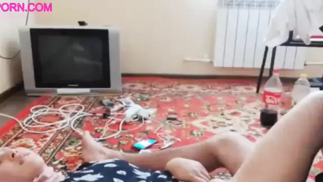 Kırgız hatun, kocasının spermini yerde paylaşıyor.