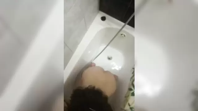 Çıplak Kırgız kız, kocasının aletini yalıyor.