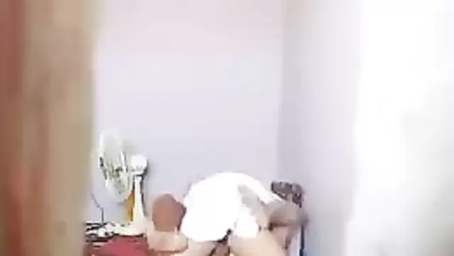 Yalnız bir Kırgızistanlı kadın, evli bir adamla ateşli bir seks yapıyor.