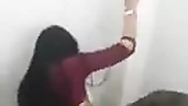Esmer hatun, Kyrgyz ile tuvalette iyice azıyor.