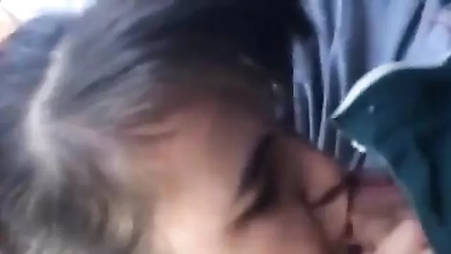 Kırgızistanlı kız, adama yumuşak bir oral yapıyor.